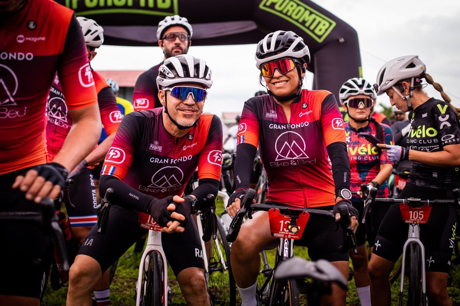 Ciclistas con el maillot de Bike & Bed sonriendo en la línea de salida