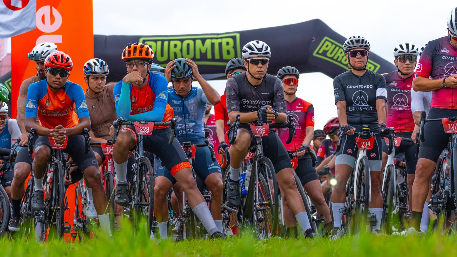 Un pelotón de ciclistas en la línea de salida del Gran Fondo Bike & Bed