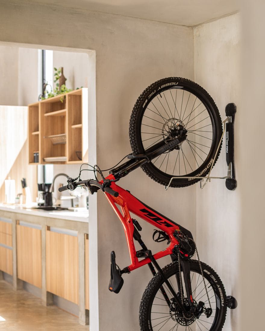 Interior de The Climber, una de las villas de Bike & Bed Arenal