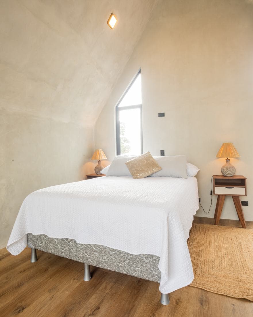 Interior de The Puncher, una de las villas de Bike & Bed Arenal