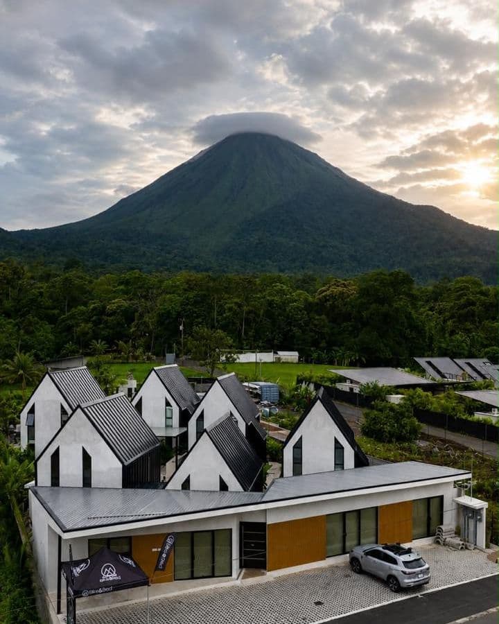 Las villas de Bike & Bed con el Volcán Arenal completo detrás, al amanecer