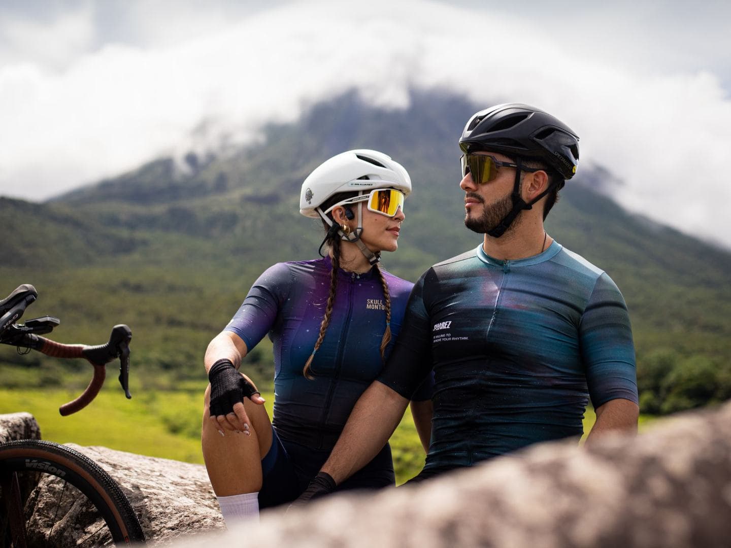 Dos ciclistas frente al Volcán Arenal en La Fortuna de San Carlos